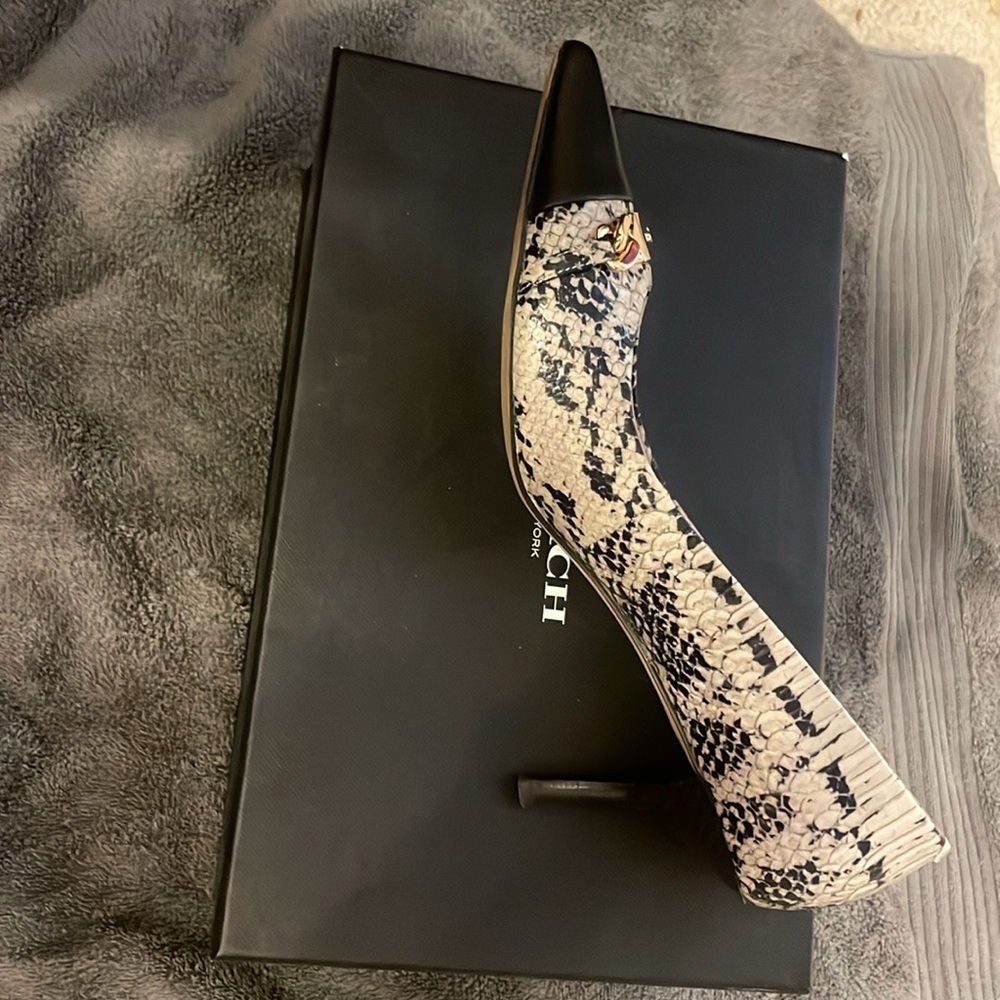 Use 2 Times Small Lock On The Heel. - image 2